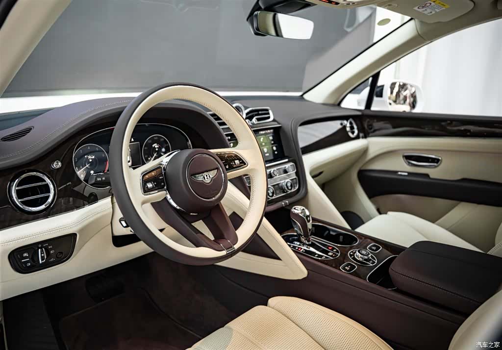 Bentley Bentayga, 2023 8