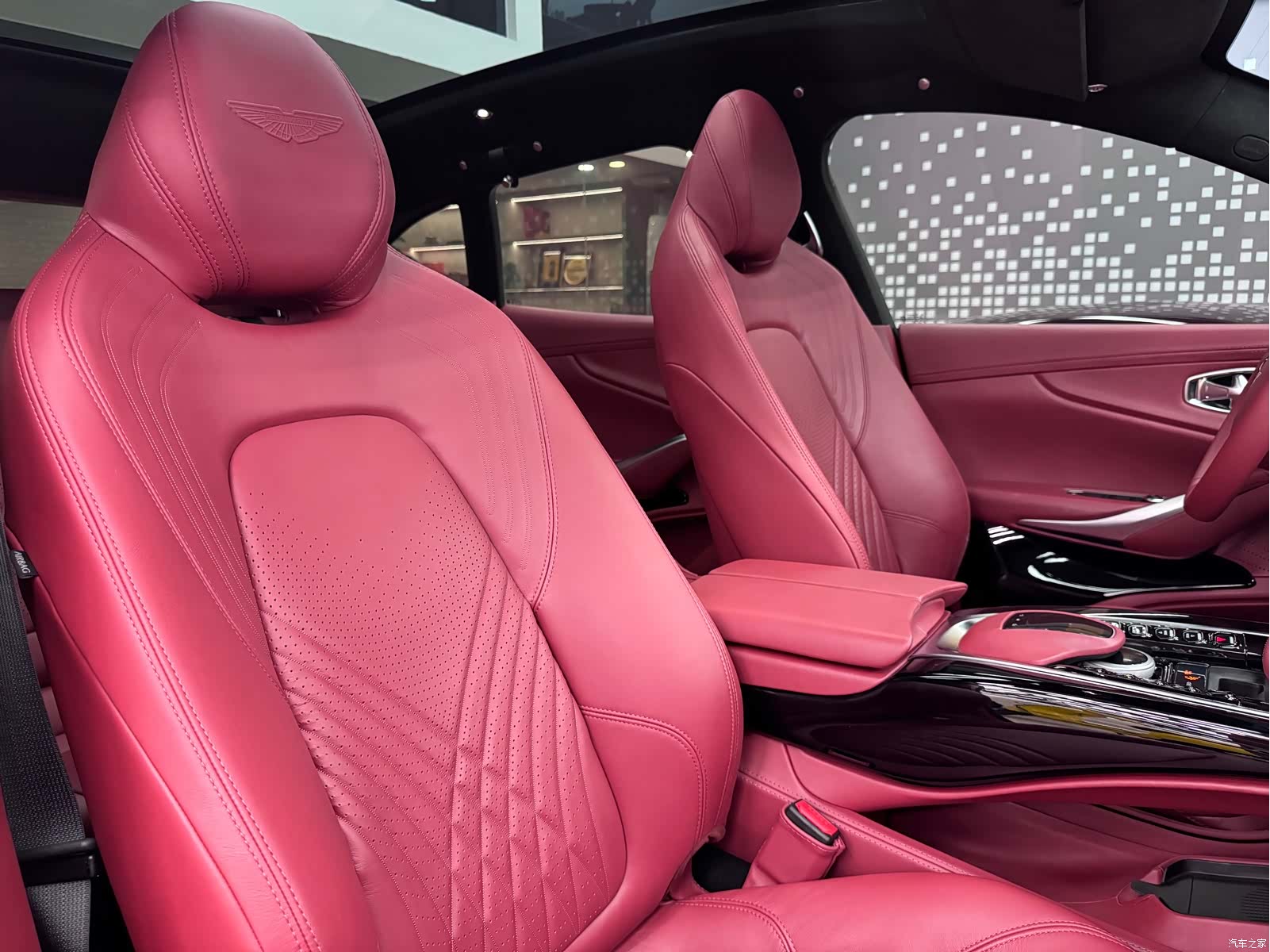 Aston Martin DBX, 2024 все фото