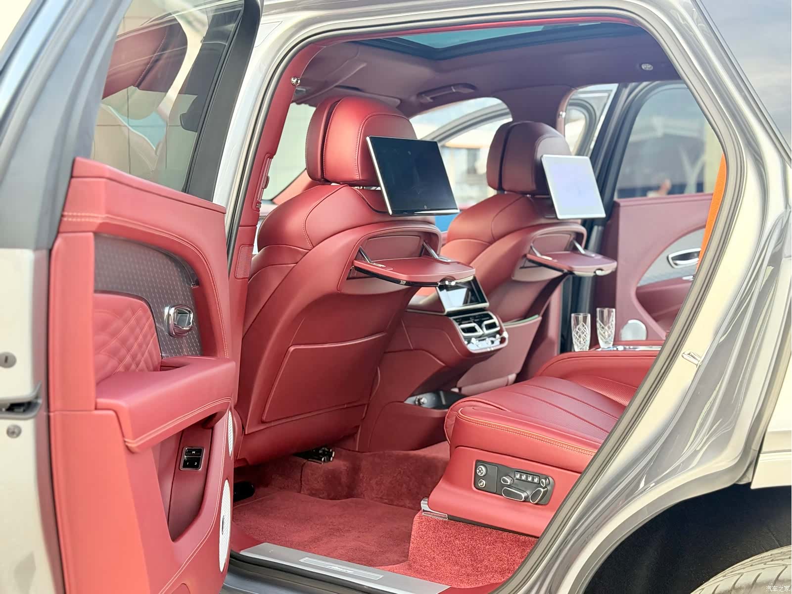 Bentley Bentayga, 2023 все фото