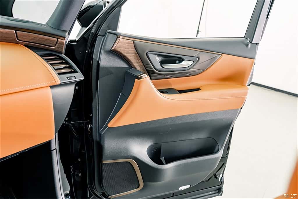 Toyota Alphard, 2025 16