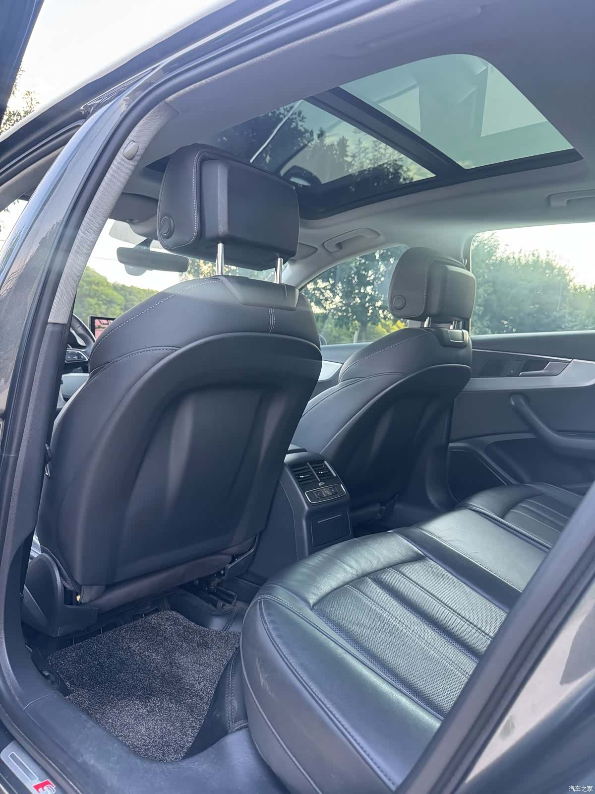 Audi A4L, 2022 все фото