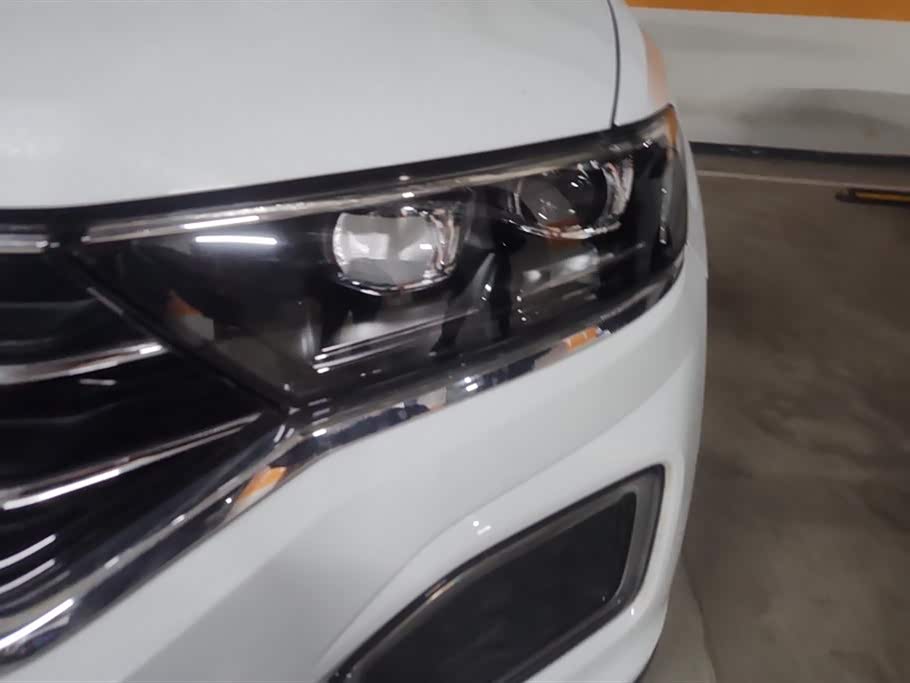 Volkswagen T-ROC exploring Songs