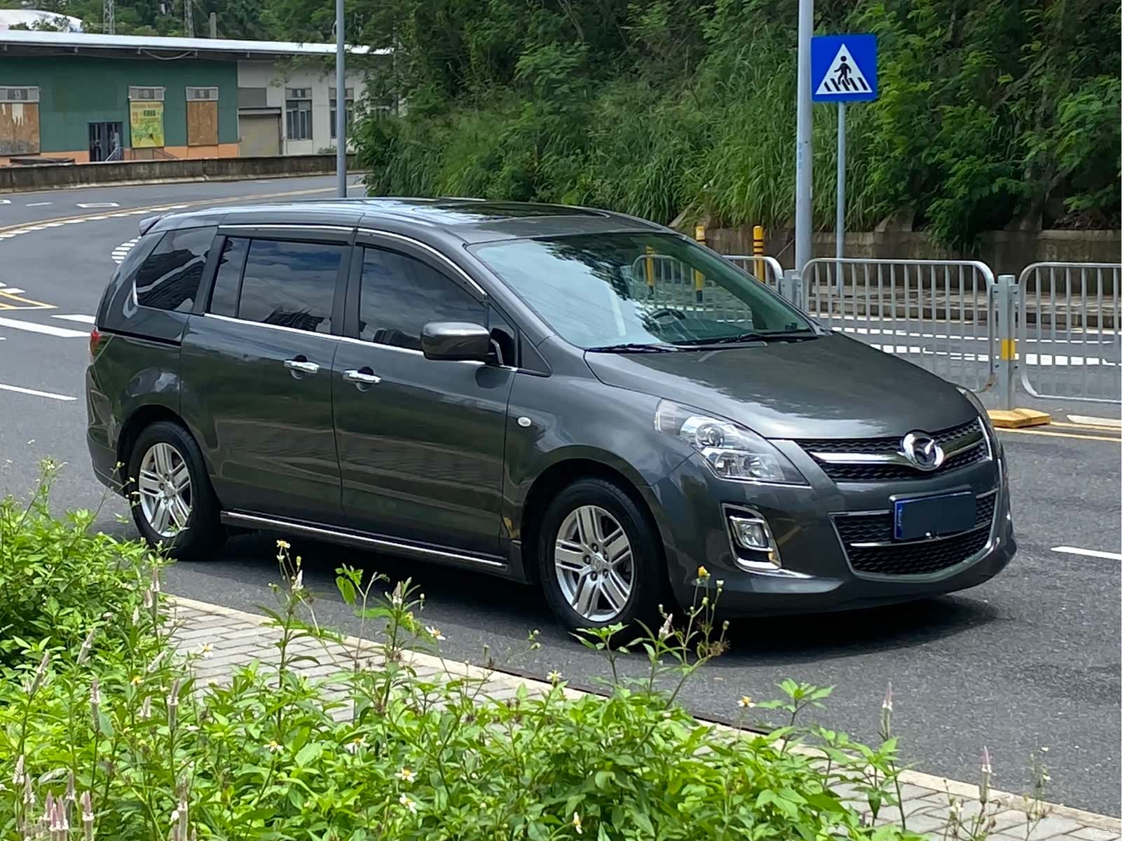 Mazda 8, 2011 3