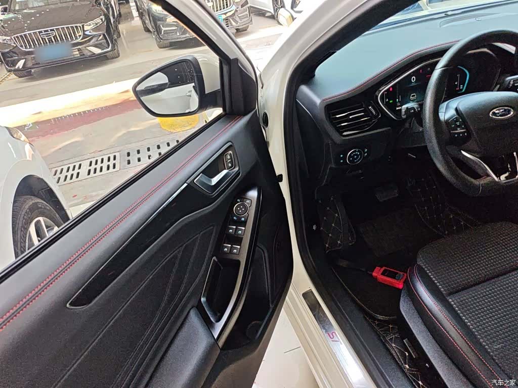 Ford Focus, 2022 12