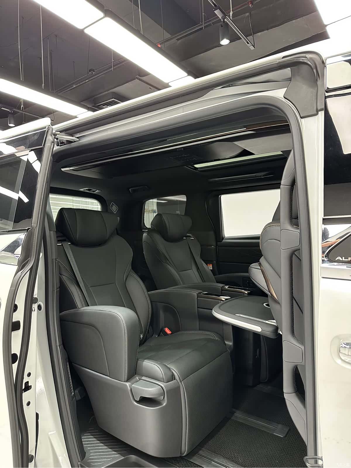 Toyota Alphard, 2025 6