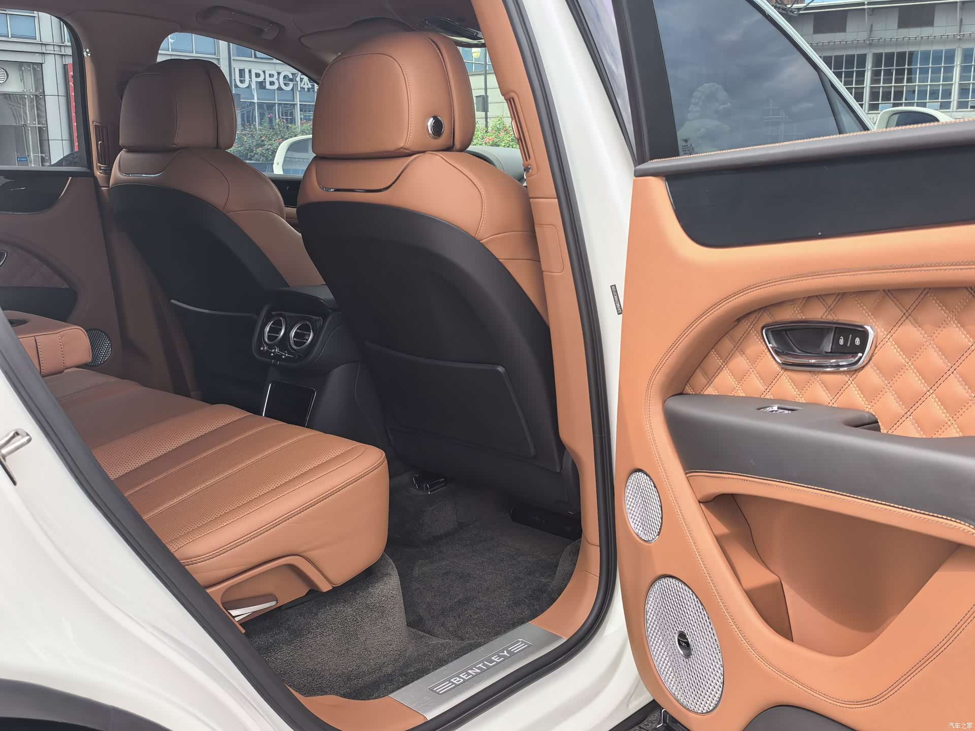 Bentley Bentayga, 2023 11