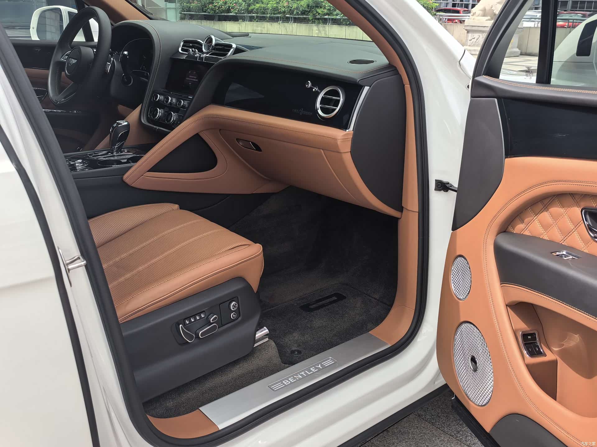 Bentley Bentayga, 2023 12