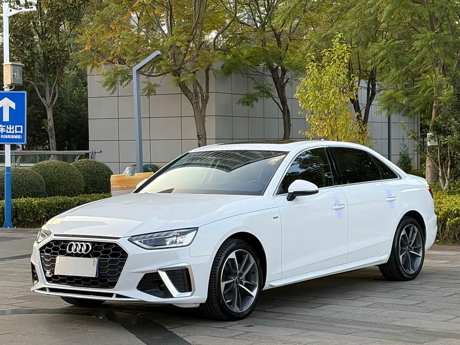 Audi A4L 2022, фото 1