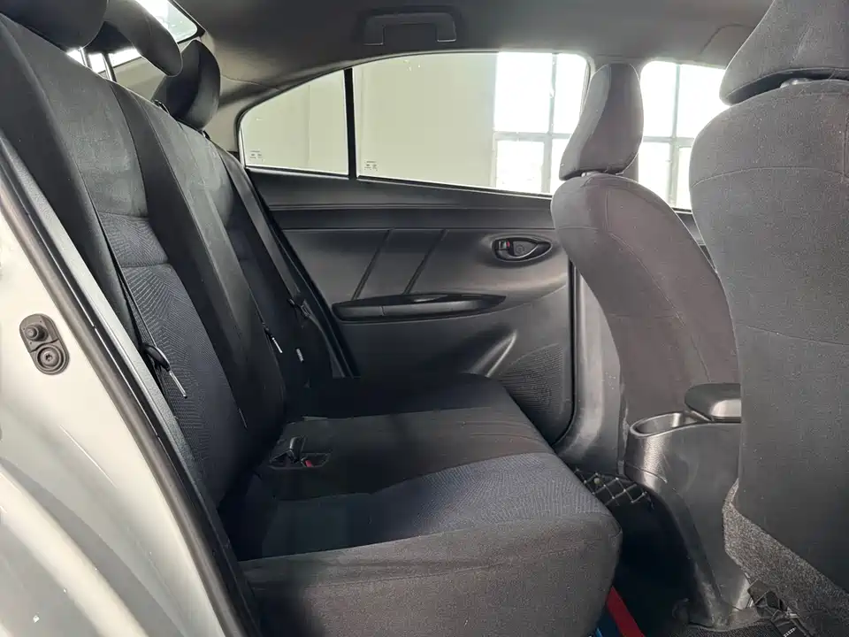 Toyota YARiS L to enjoy