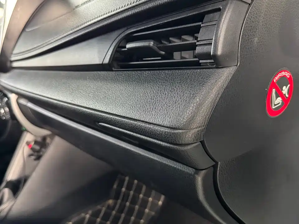 Toyota YARiS L to enjoy