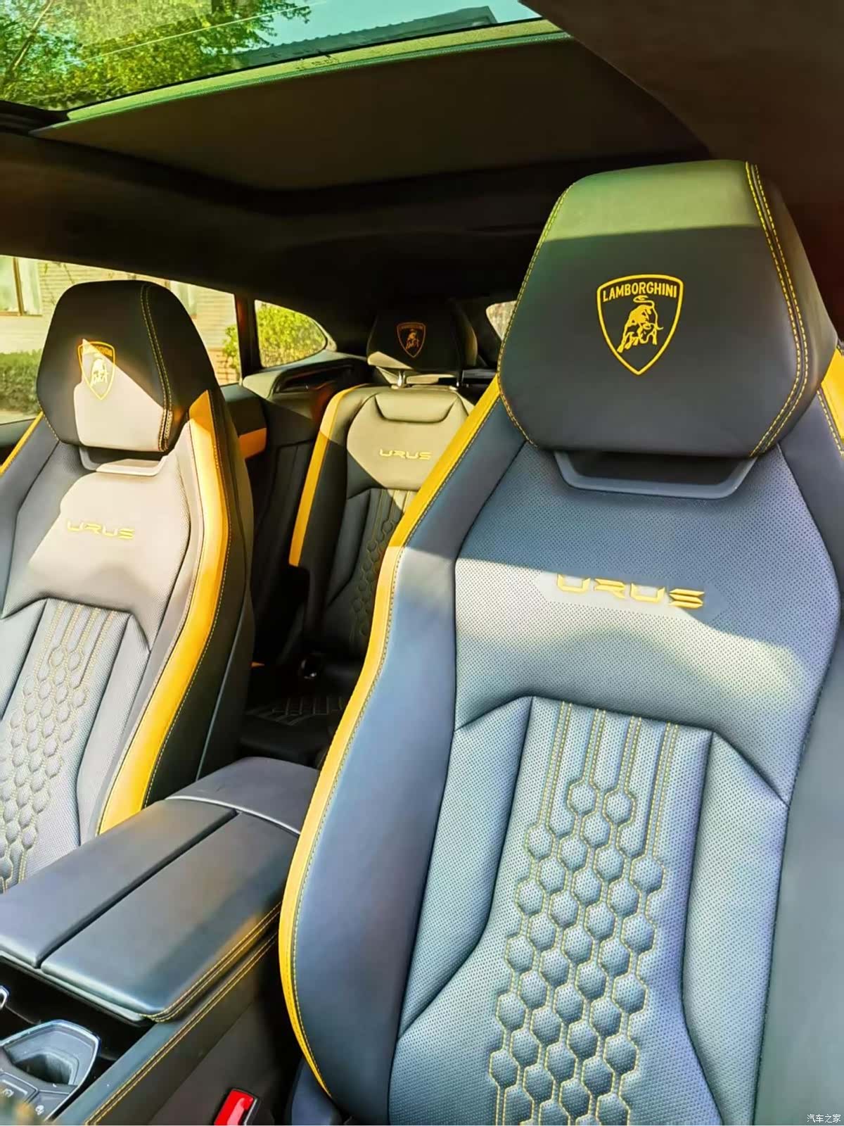 Lamborghini Urus, 2023 4
