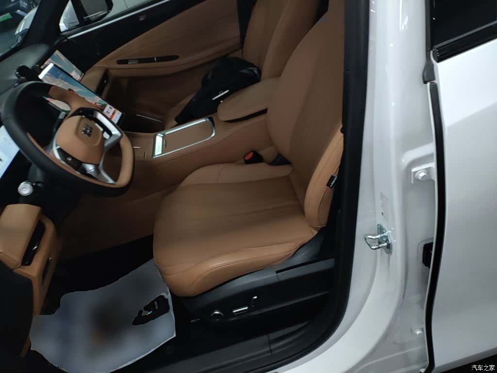 Geely Galaxy L7, 2025 11