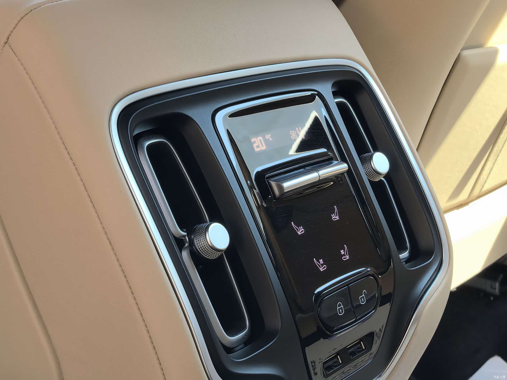 Aston Martin DBX, 2023 18