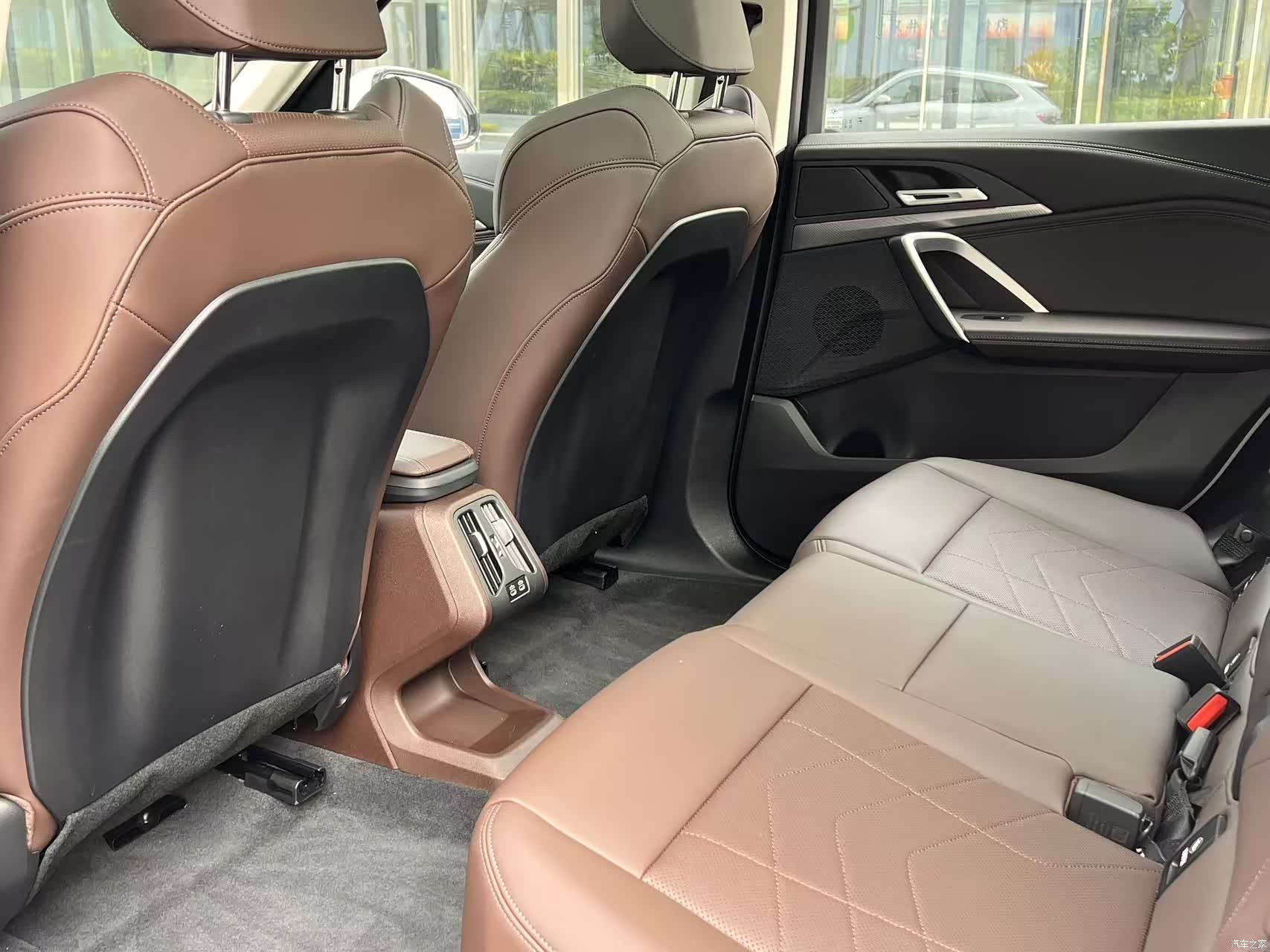 BMW iX1, 2025 13