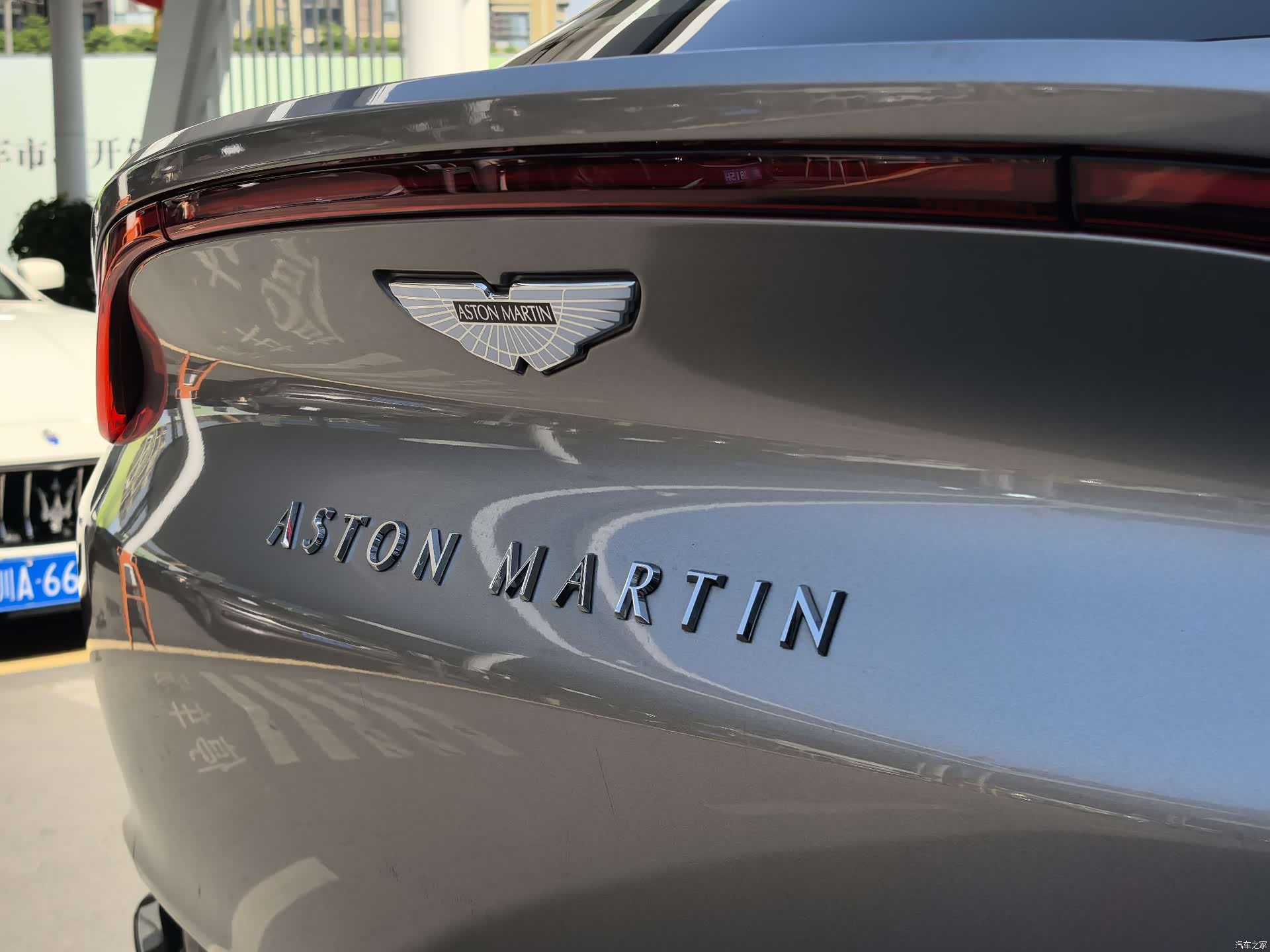 Aston Martin DBX, 2023 9