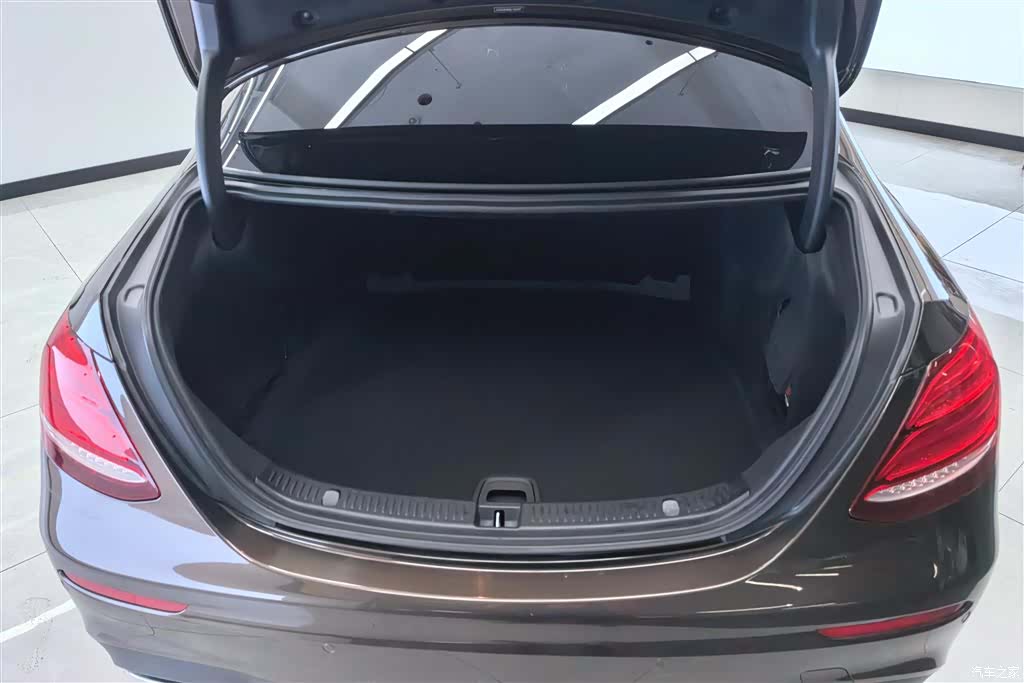 Mercedes-Benz E-Class, 2018 3