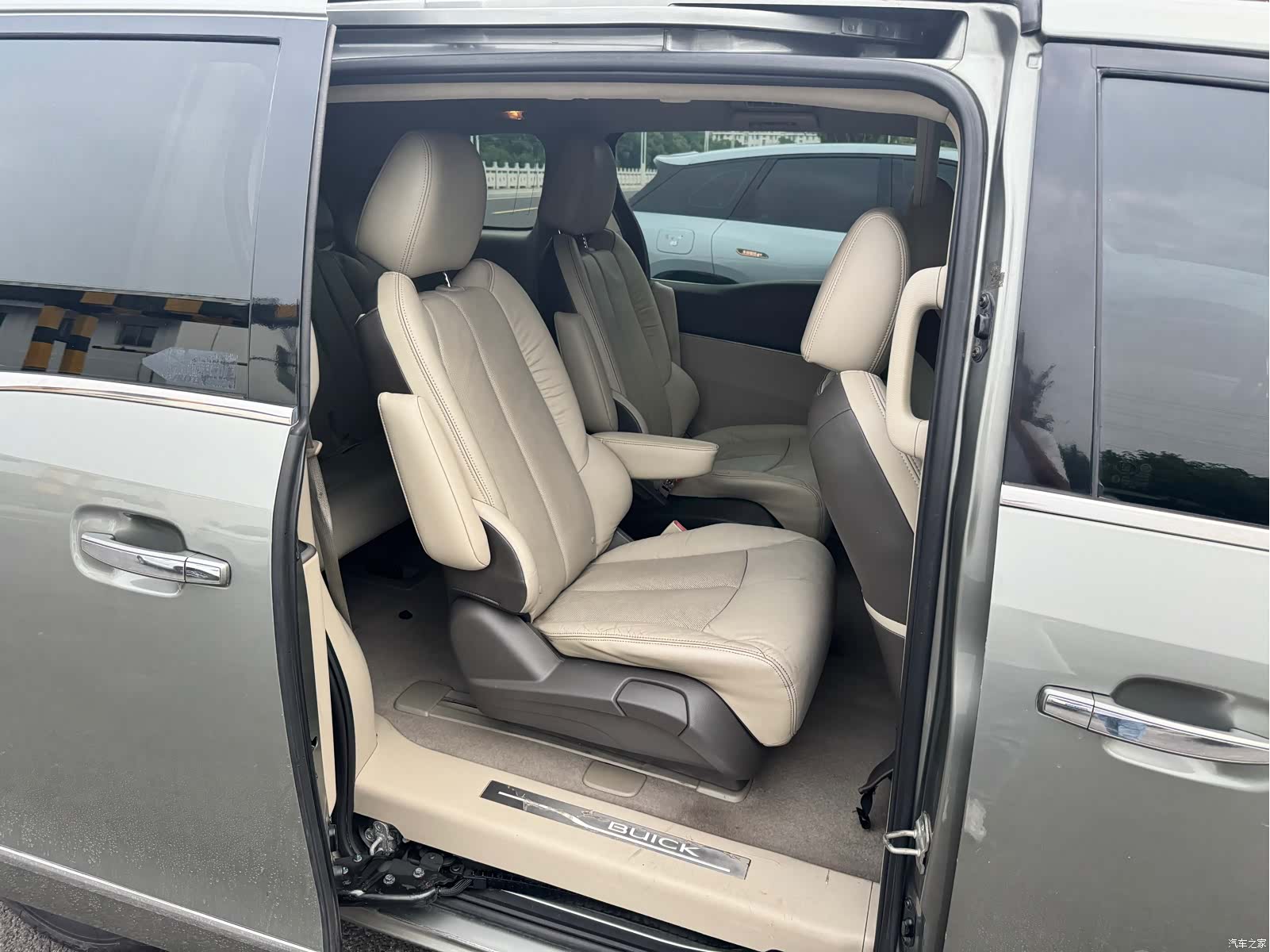 Buick GL8, 2011 12