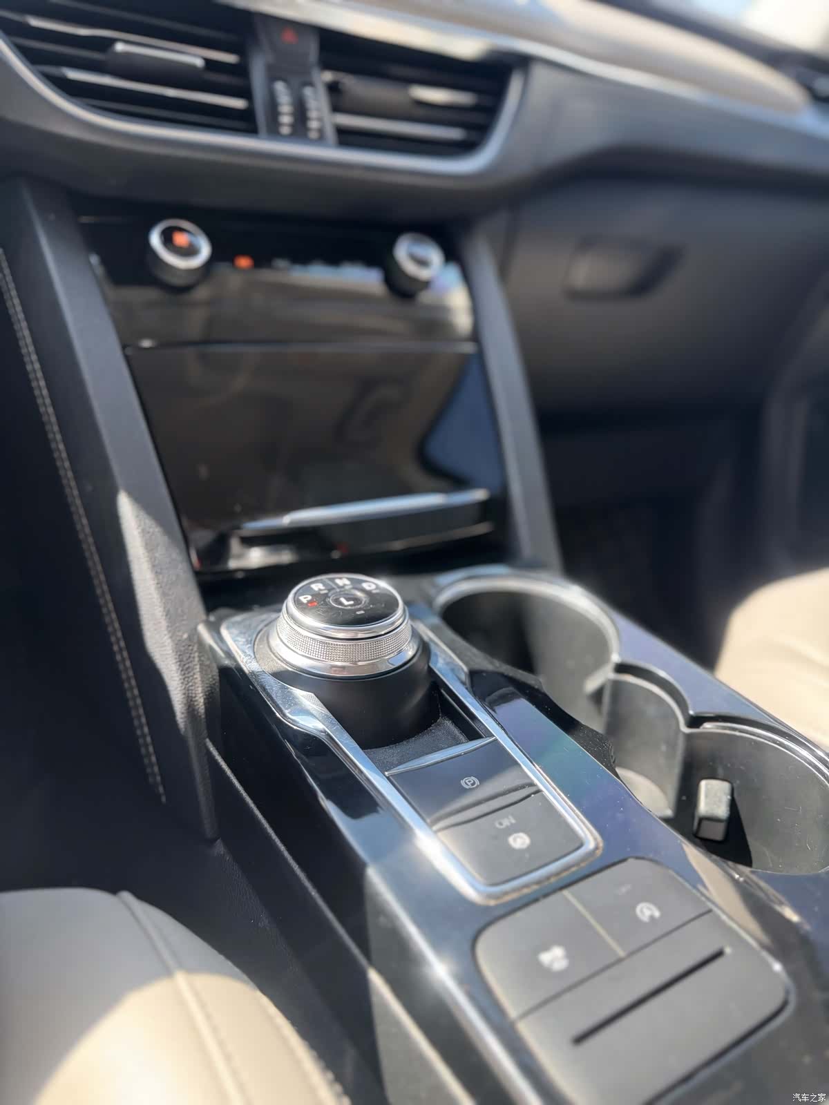 Ford Escape, 2022 10