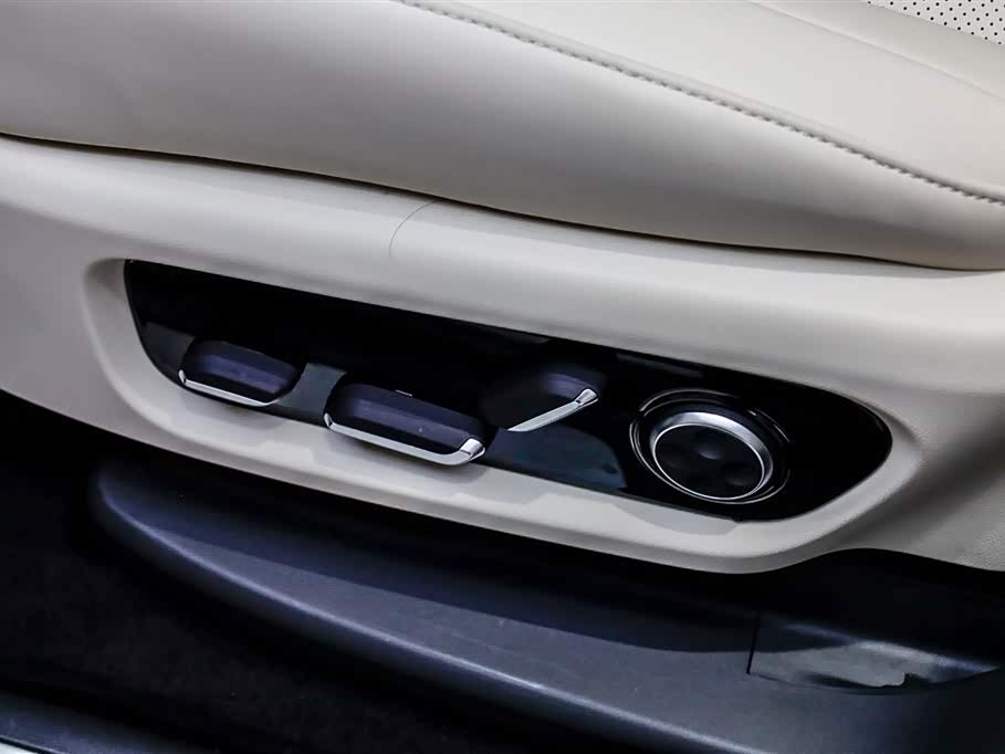 AITO Ask the world M8