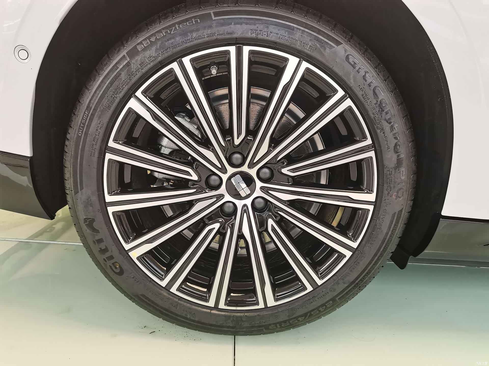 Geely 8, 2026 32