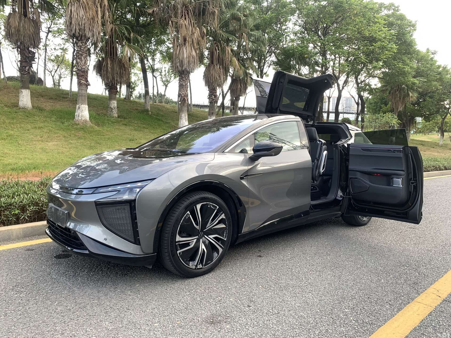 HiPhi X, 2022 1