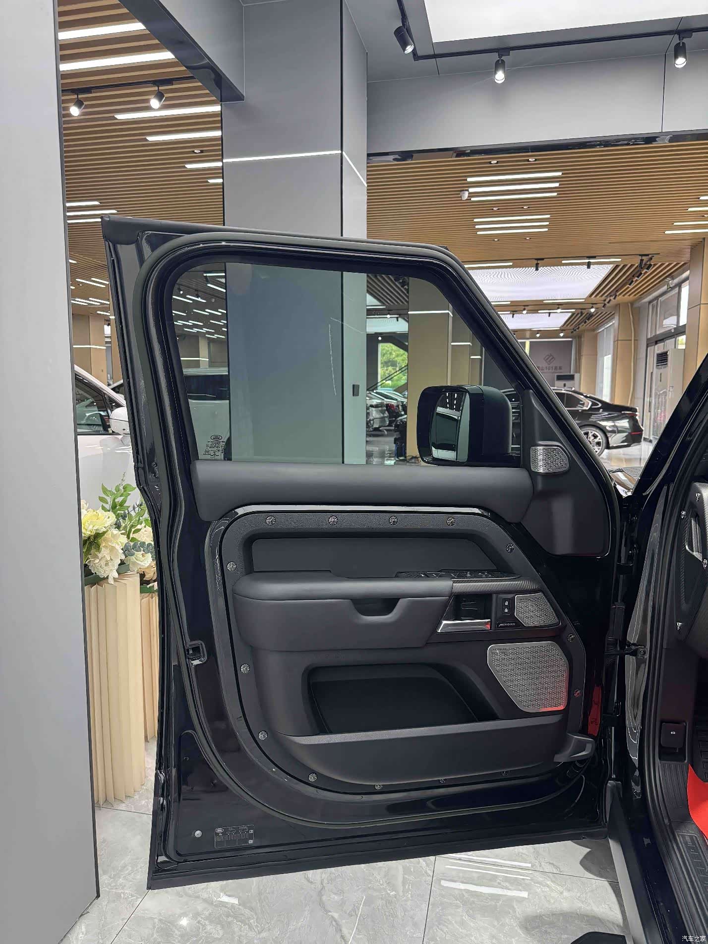 Land Rover Defender, 2023 12