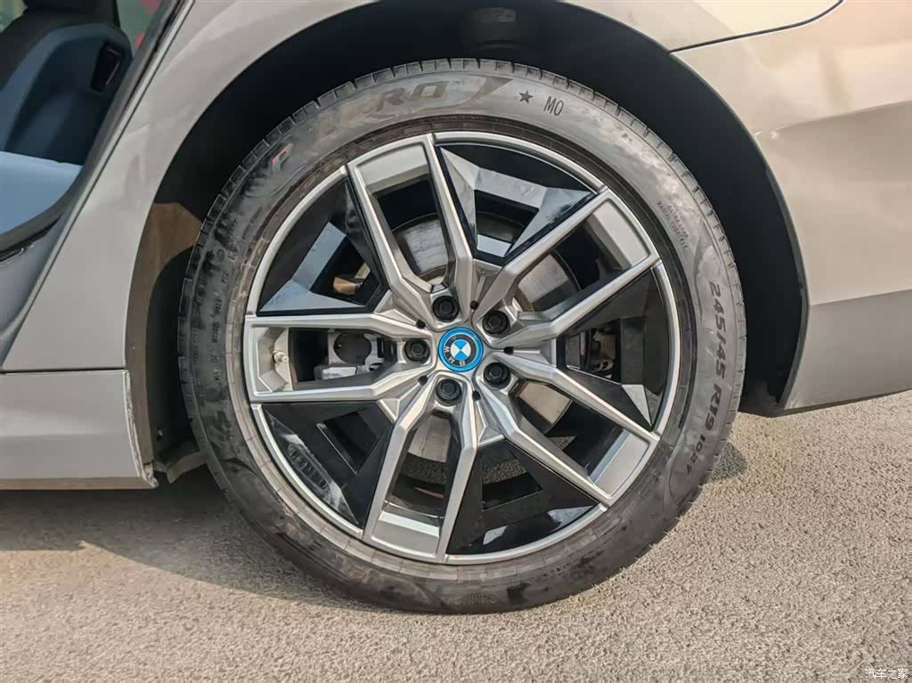 BMW i5, 2025 12