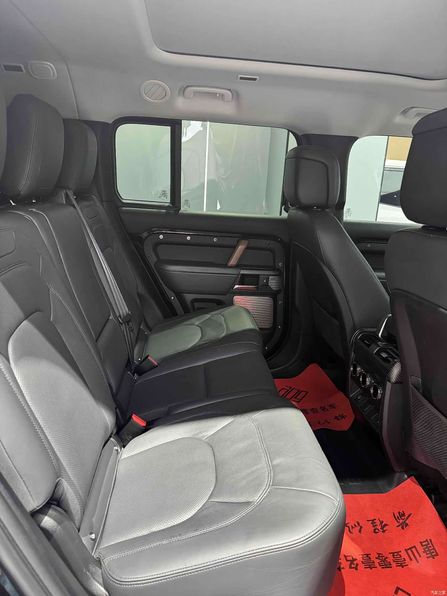 Land Rover Defender, 2023 24