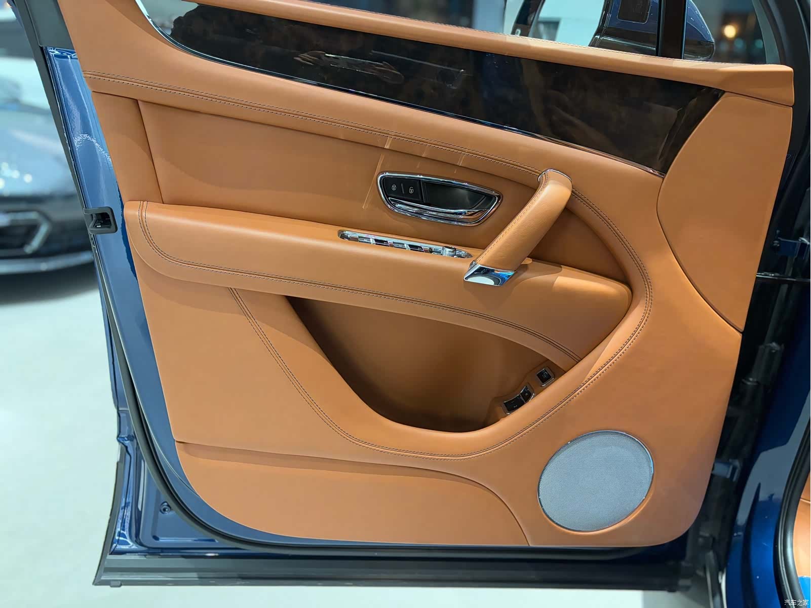 Bentley Bentayga, 2018 10