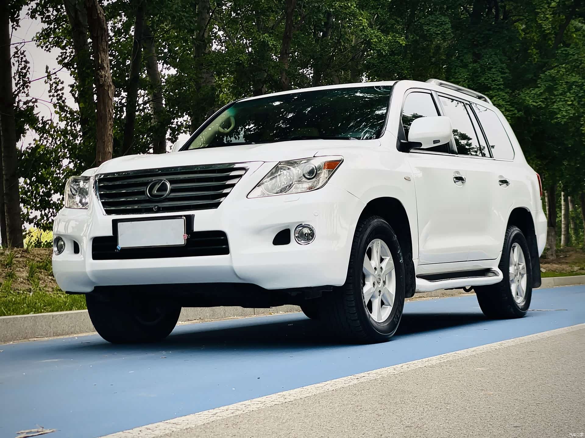 Lexus LX, 2010 1
