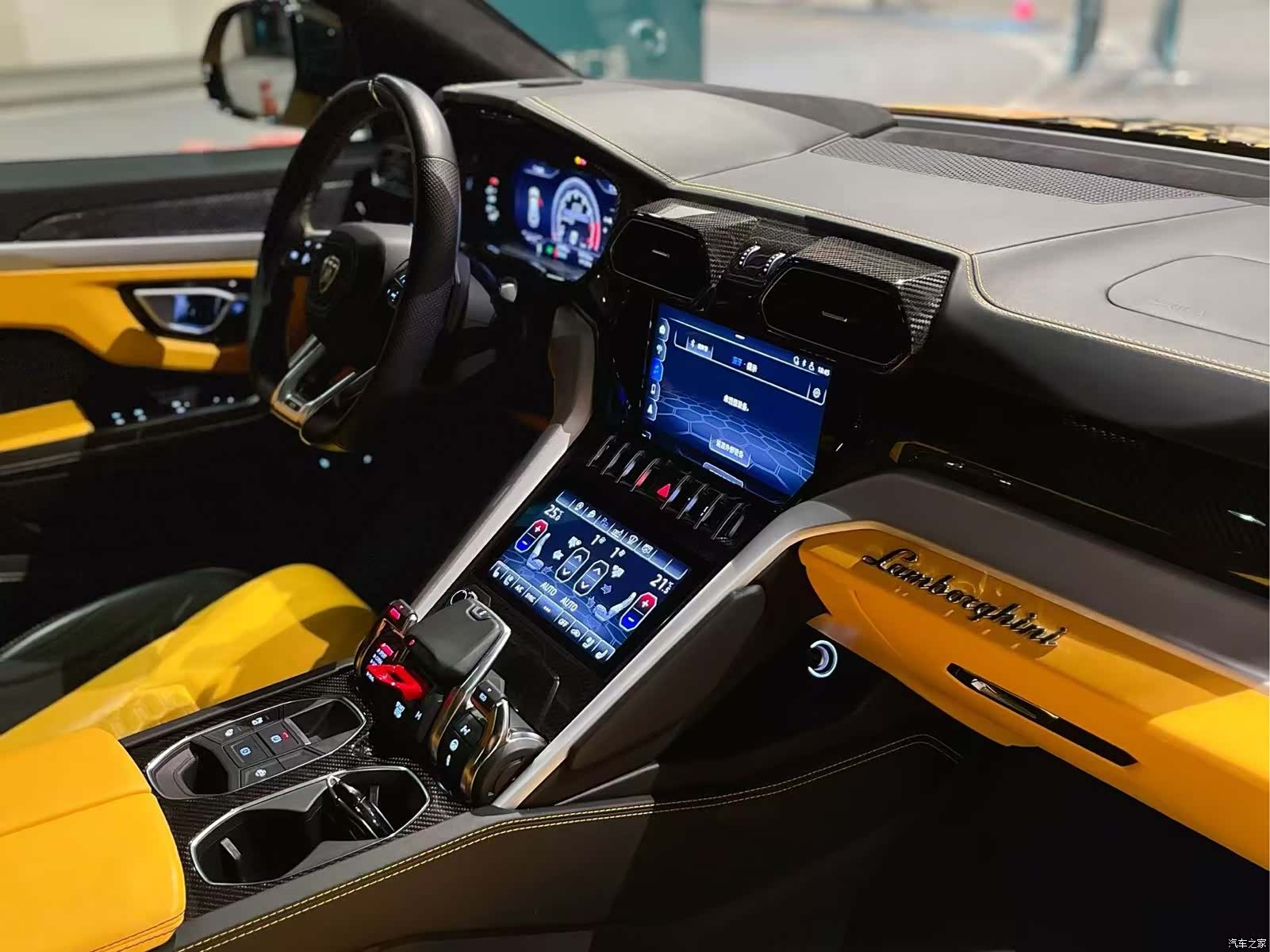 Lamborghini Urus, 2023 6