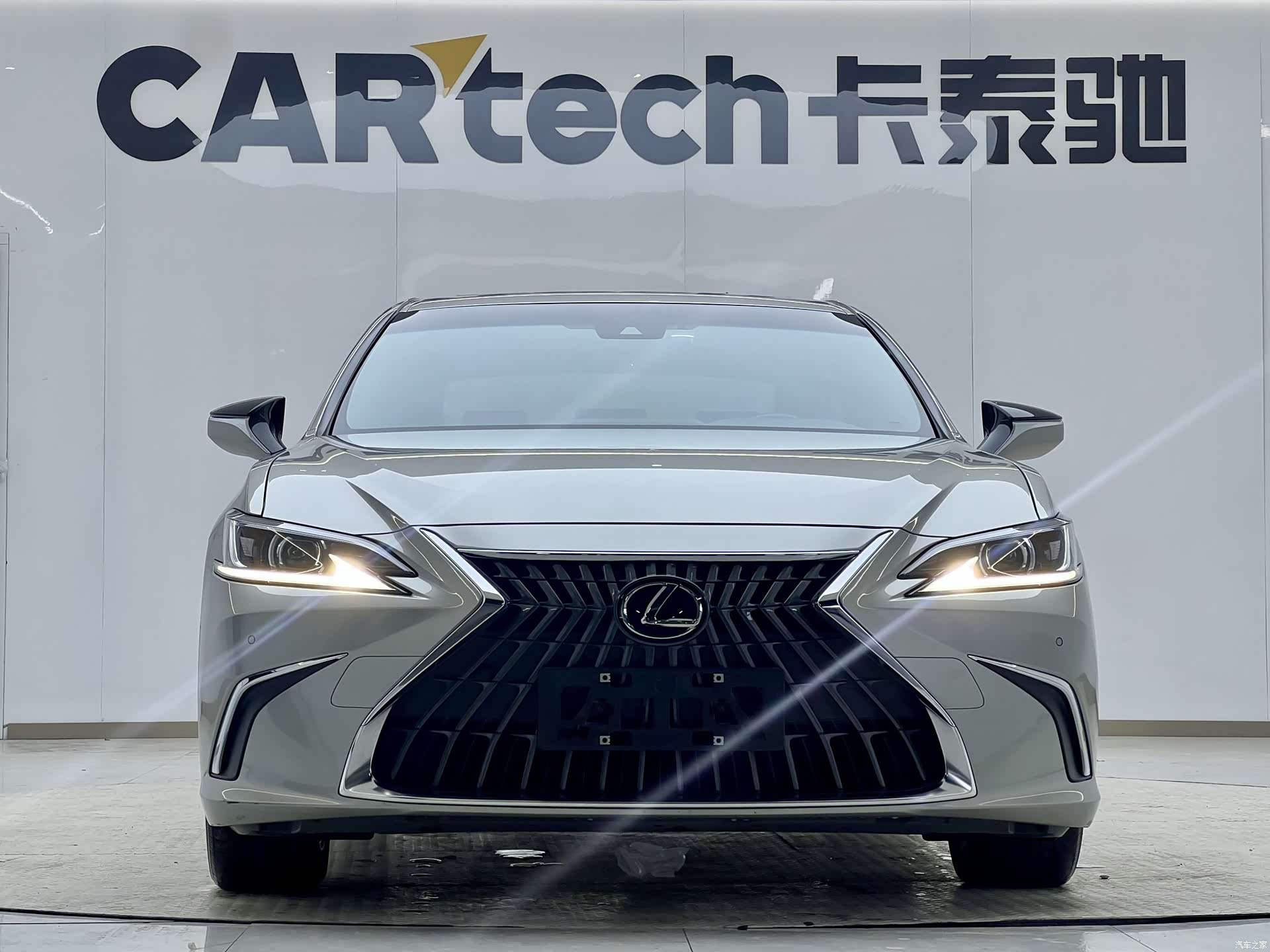 Lexus ES, 2022 13