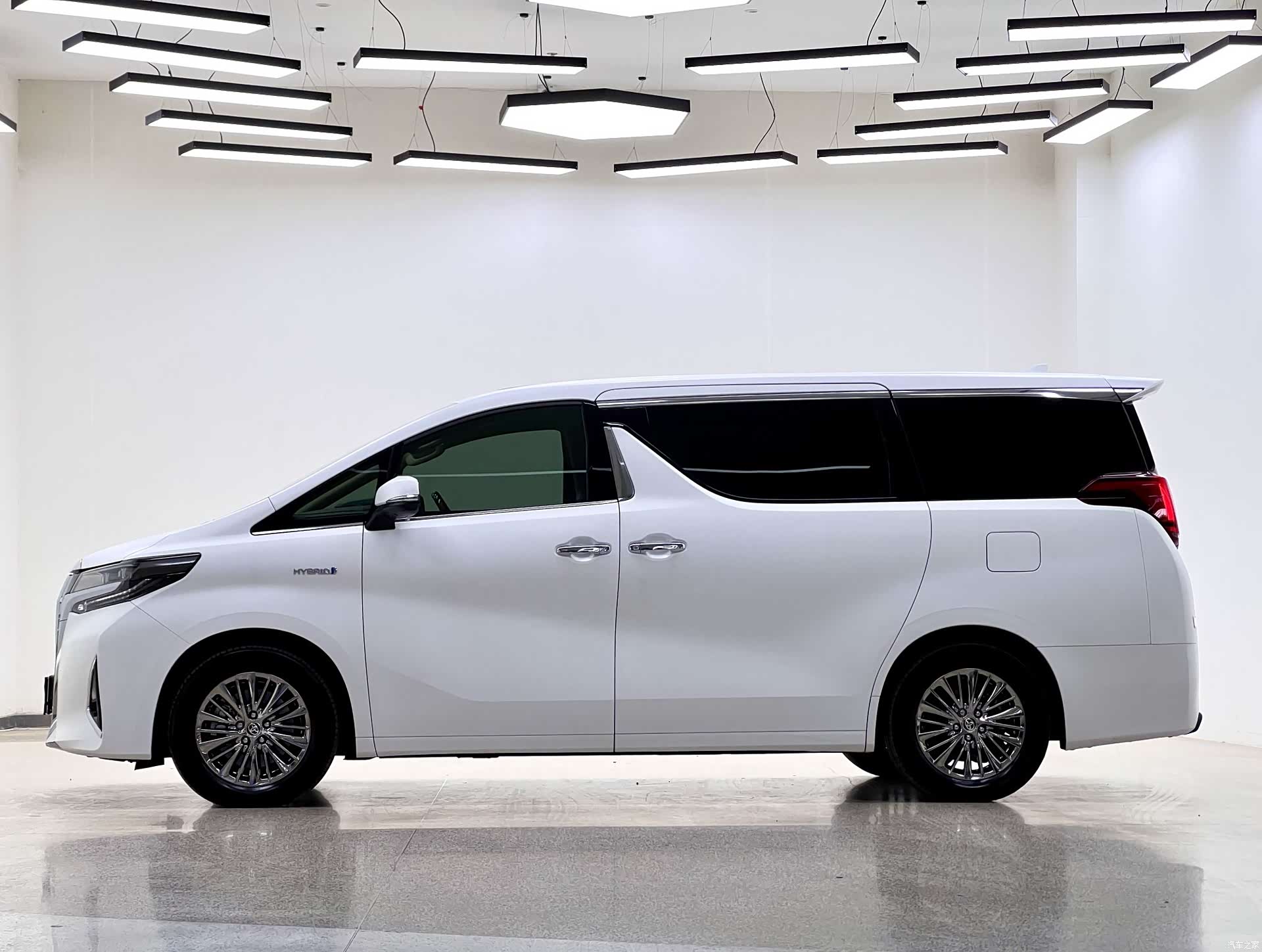 Toyota Alphard, 2022 все фото