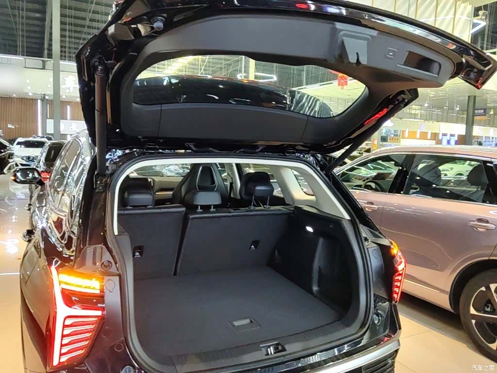 Hongqi HS3, 2026 19