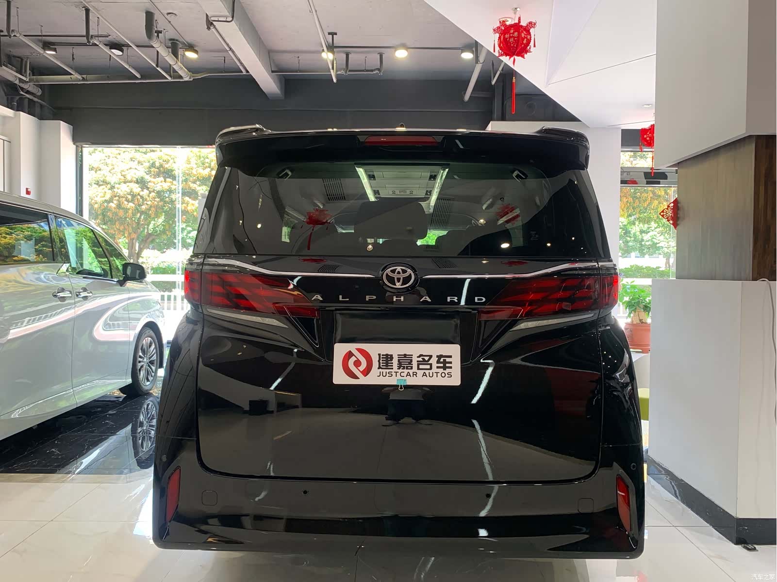 Toyota Alphard, 2025 4