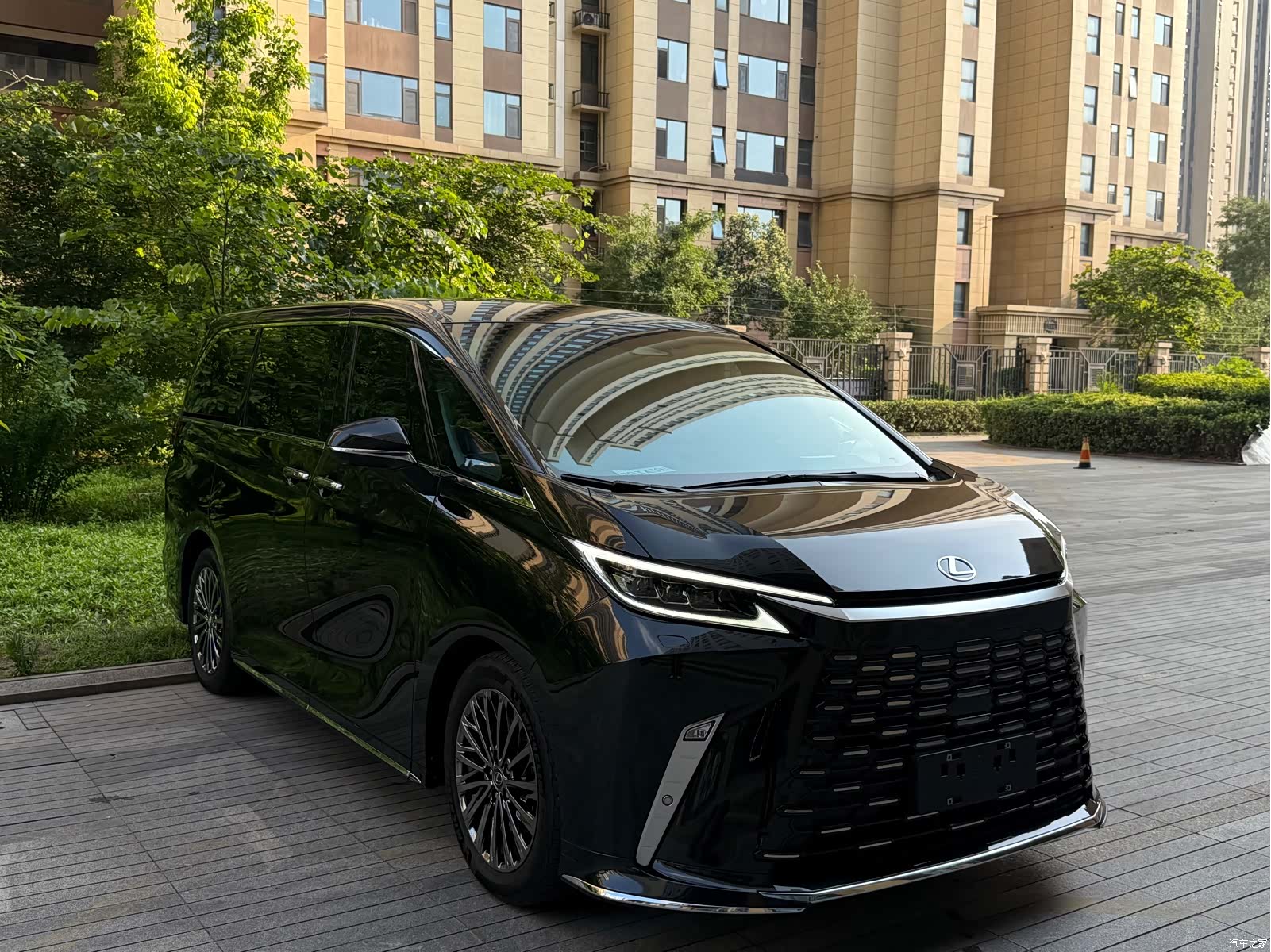 Lexus LM, 2024 4