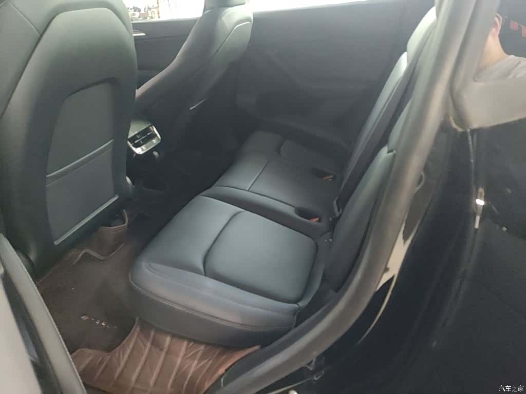 Tesla Model Y, 2023 17