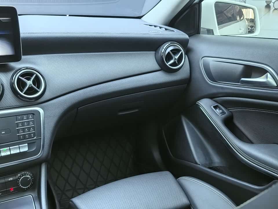 Mercedes-Benz GLA Mercedes-Benz GLA