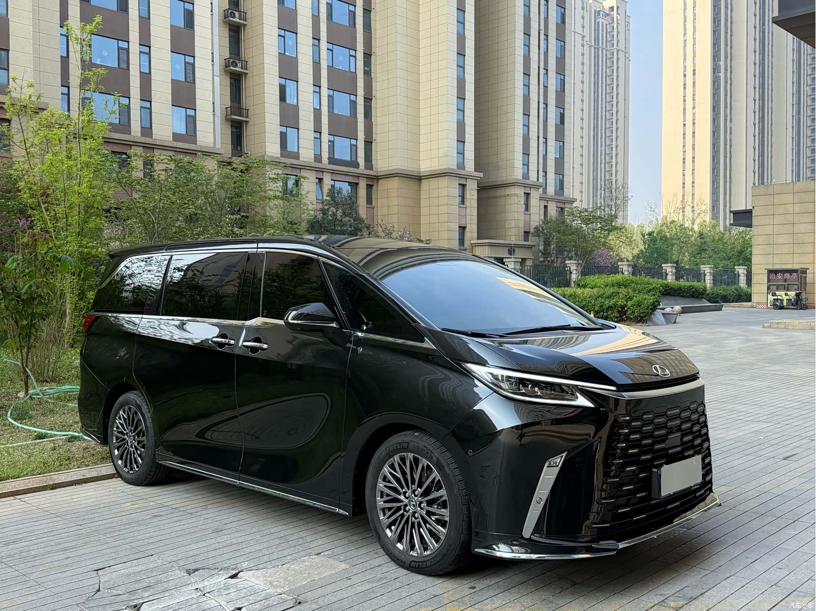 Lexus LM, 2024 4
