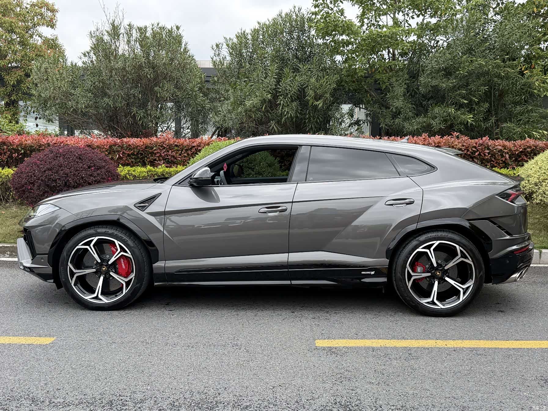 Lamborghini Urus, 2023 все фото