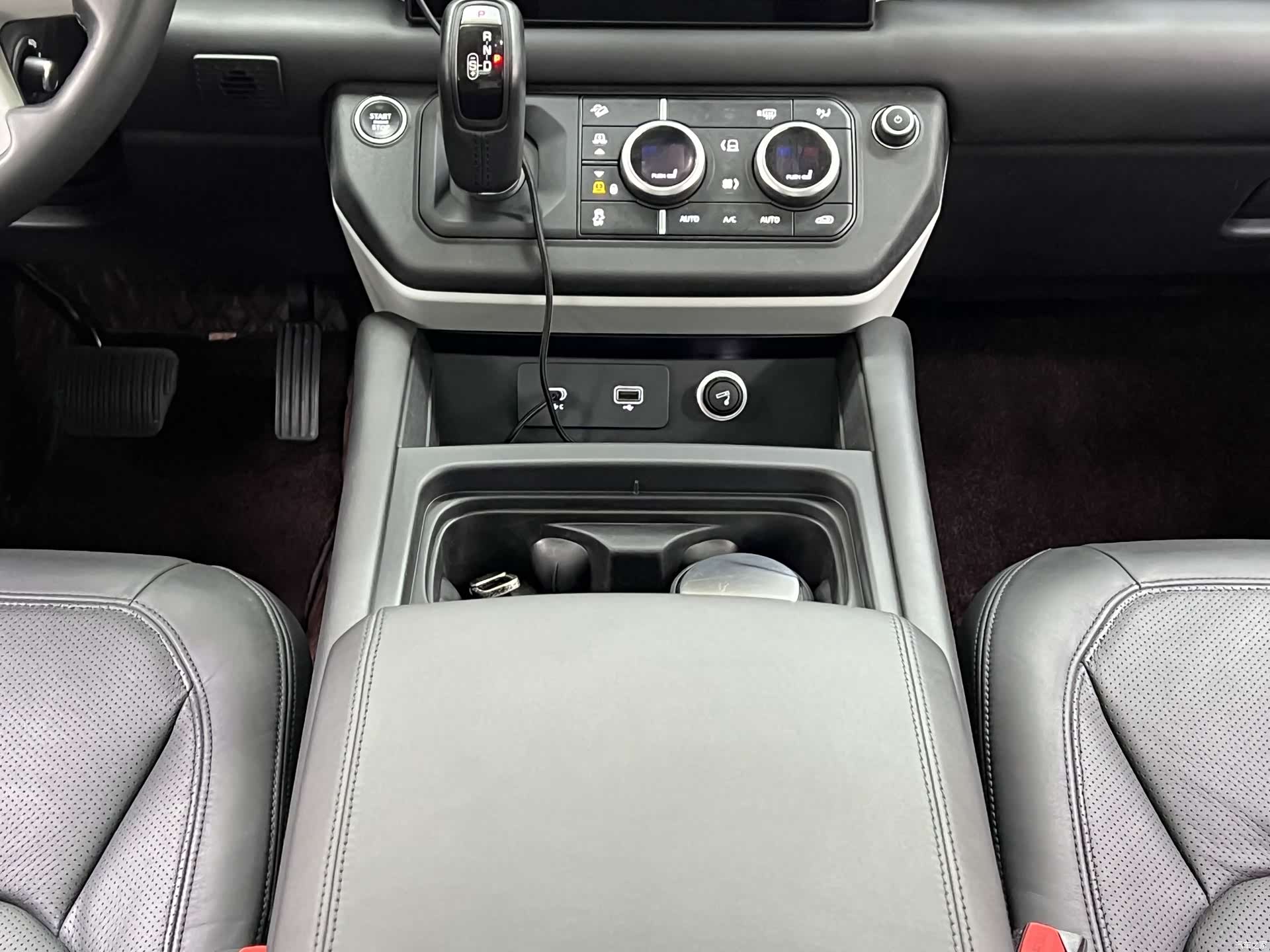 Land Rover Defender, 2022 23