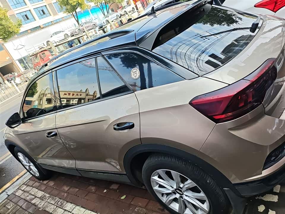 Volkswagen T-ROC exploring Songs