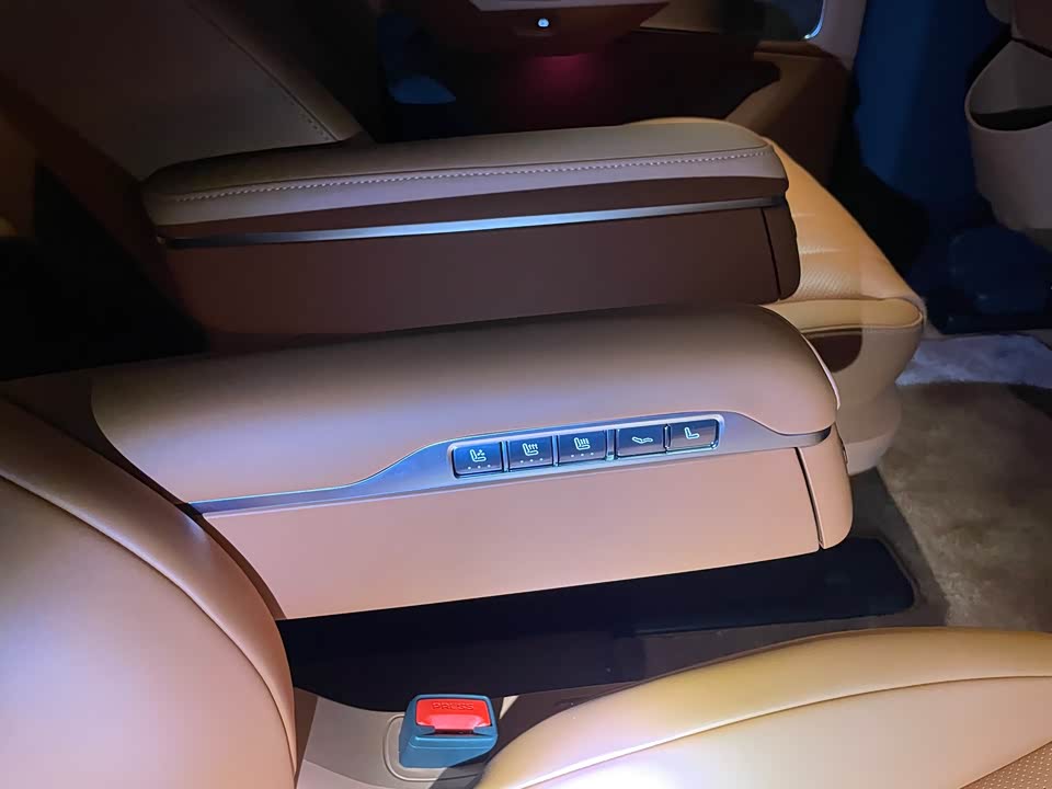 AITO Ask the world M8