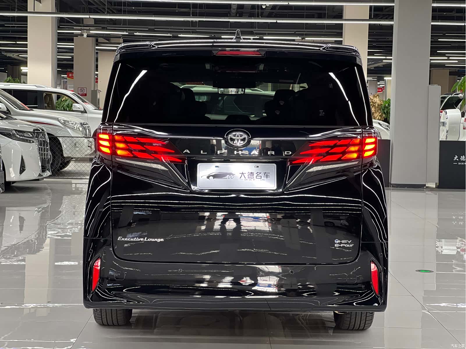 Toyota Alphard, 2026 все фото
