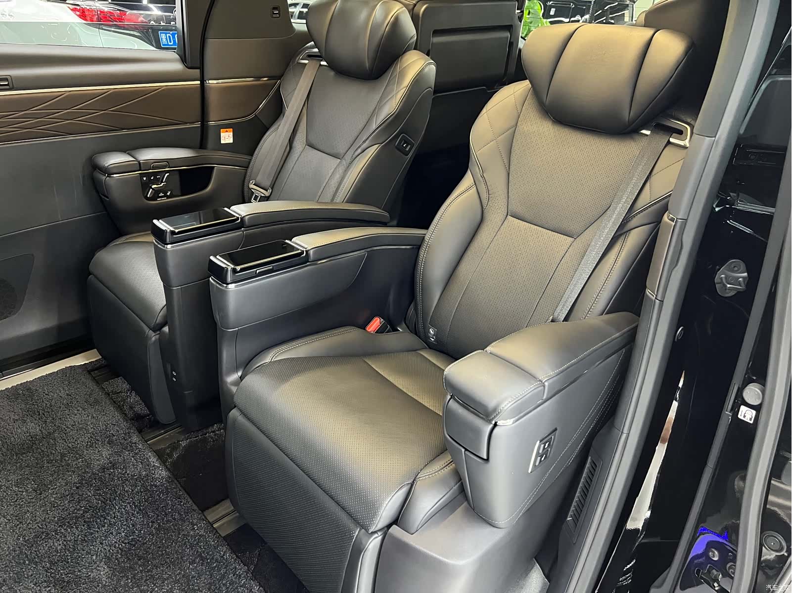 Toyota Alphard, 2026 12