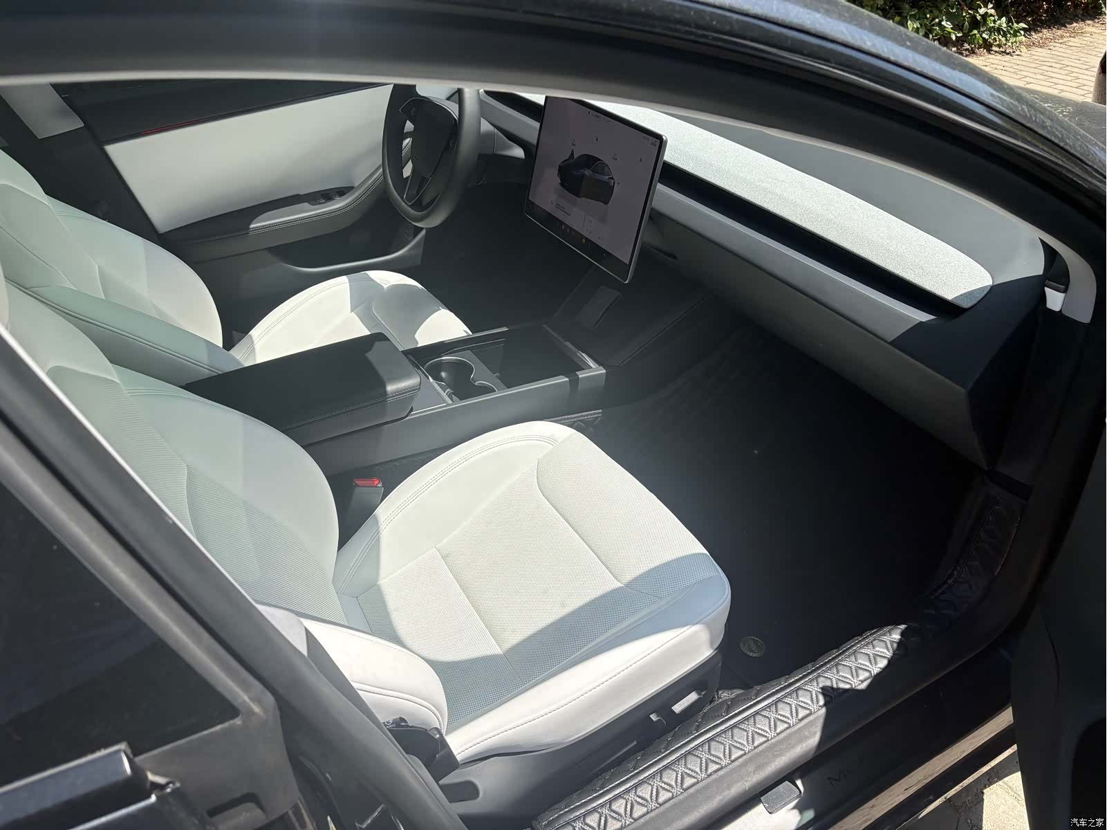 Tesla Model 3, 2025 7