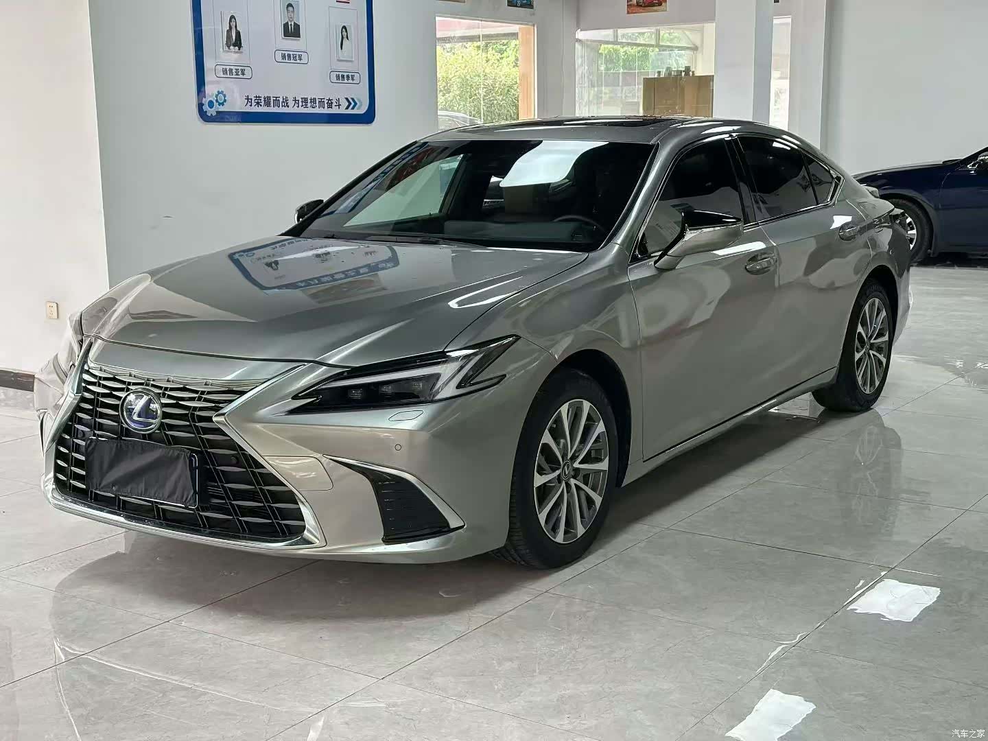 Lexus ES, 2025 1