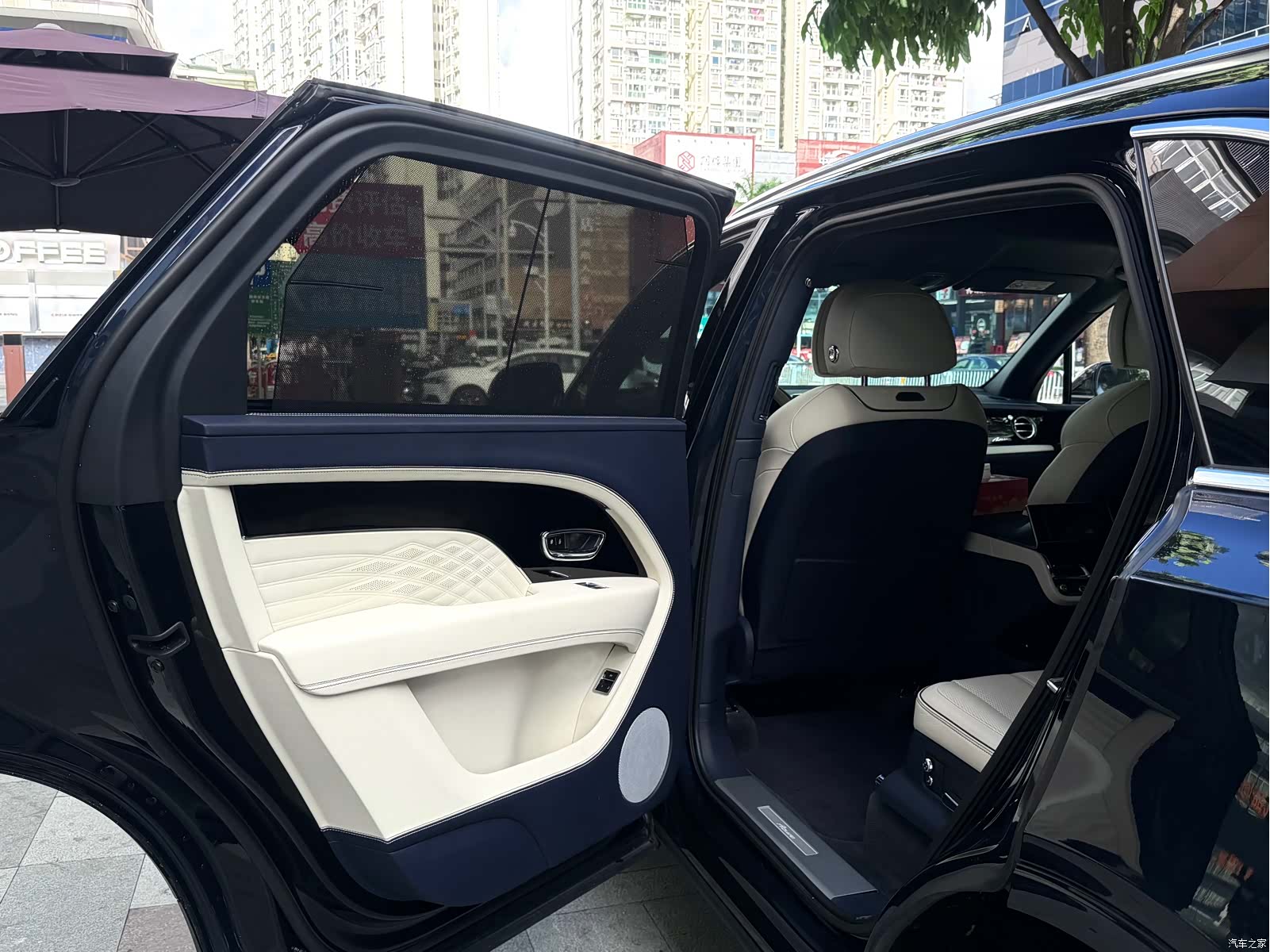 Bentley Bentayga, 2023 14