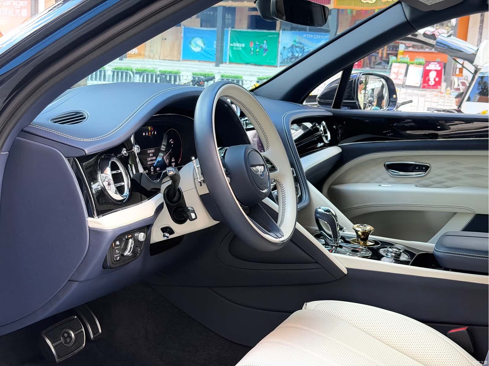 Bentley Bentayga, 2023 22