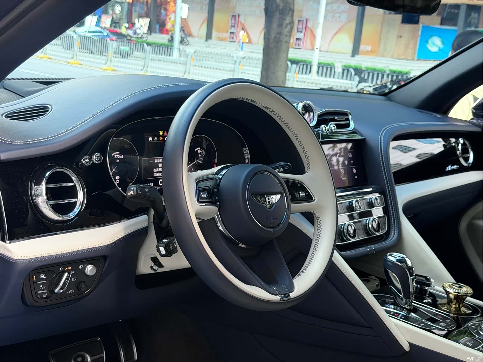 Bentley Bentayga, 2023 23